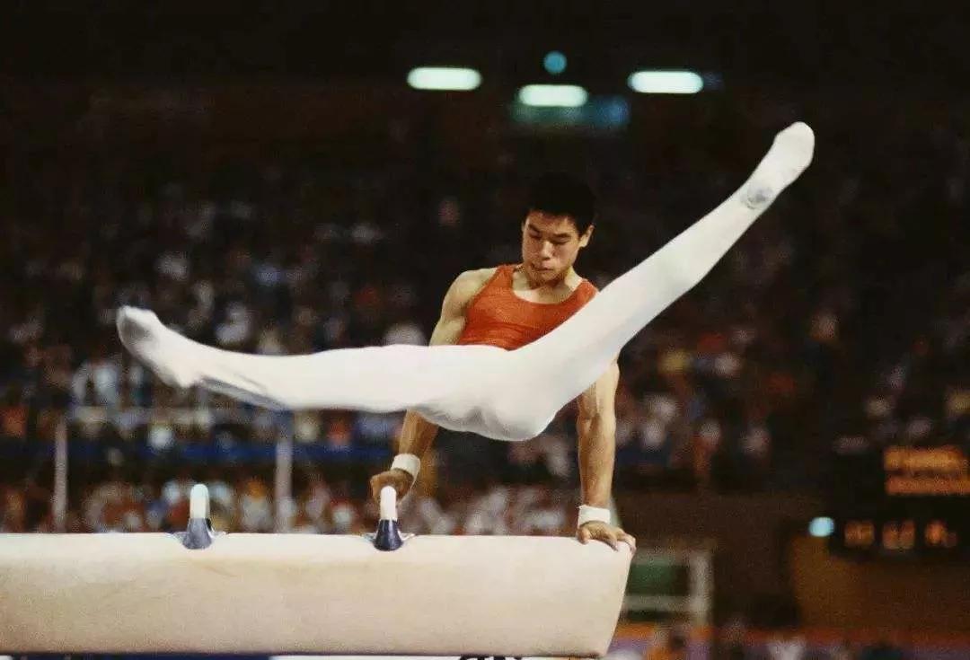1988年,25岁的"体操王子"李宁在比赛失利后黯然宣布退役,充满遗憾地