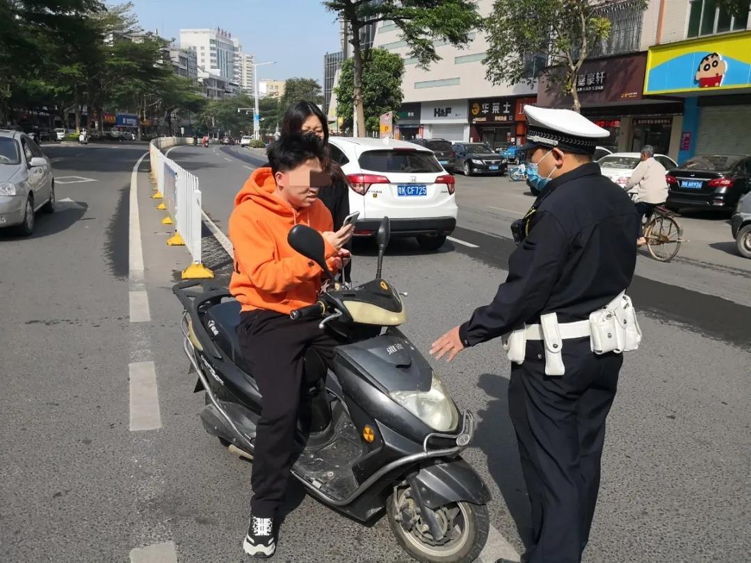 好多人被曝光!高州交警两天查处摩托车不戴头盔141起