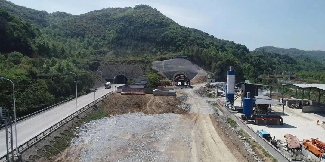 甬临线桑洲岭隧道右洞贯通