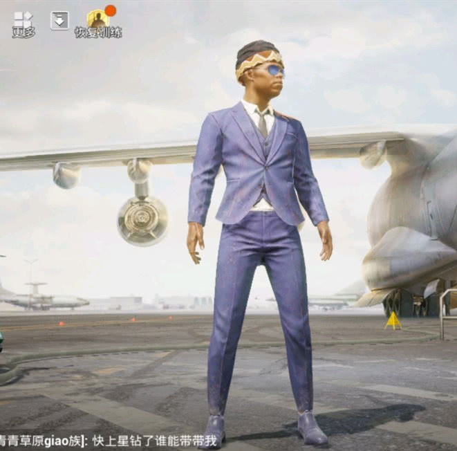 上图所示是另一位和平精英玩家创建的游戏角色,黑色的西服看起来更