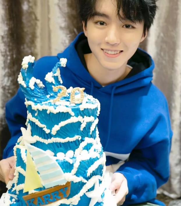 王俊凯"生日蛋糕"遭曝光,设计超级梦幻,寓意更是特别的有心