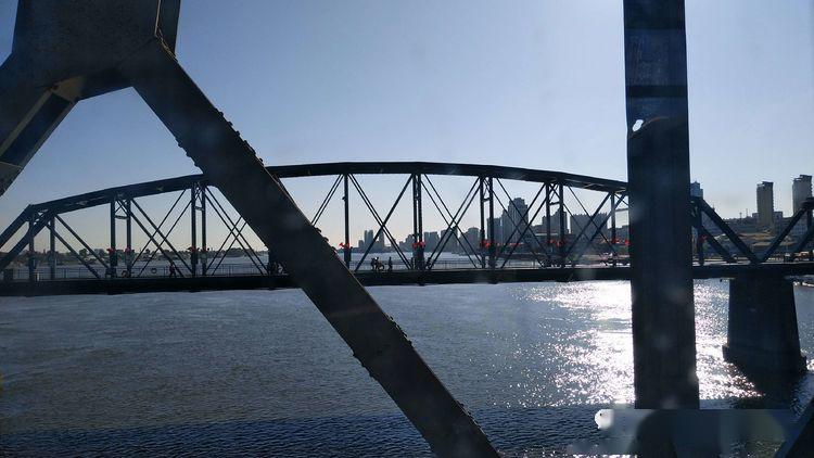 如何跨过鸭绿江的 a1f04f1a10d543d8bab8ddf87515ca21.jpeg