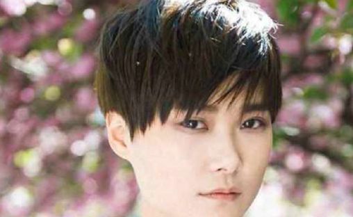 李宇春34岁，为何还在单身？看完他爸妈的身份，