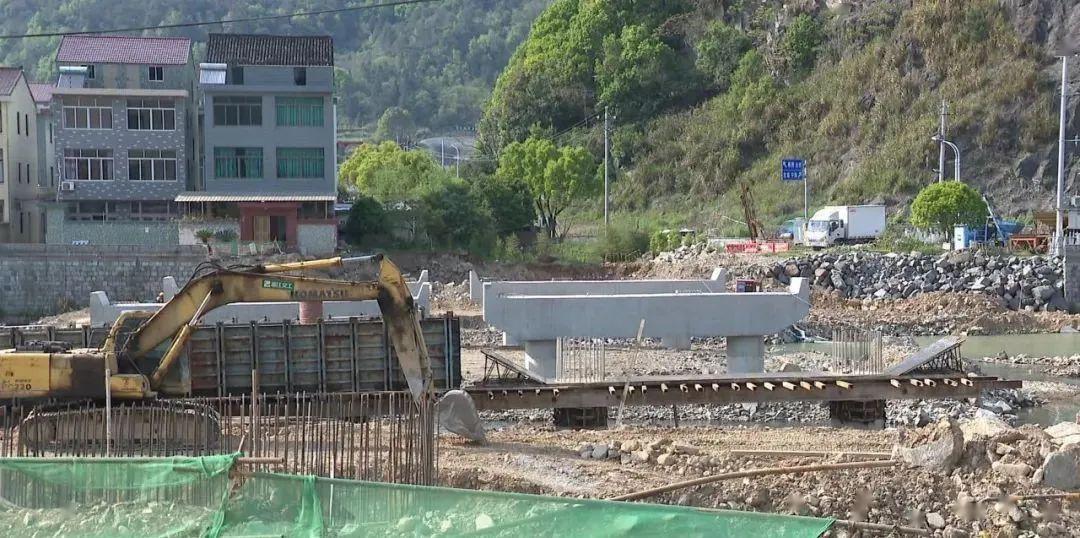 甬临线桑洲岭隧道右洞贯通