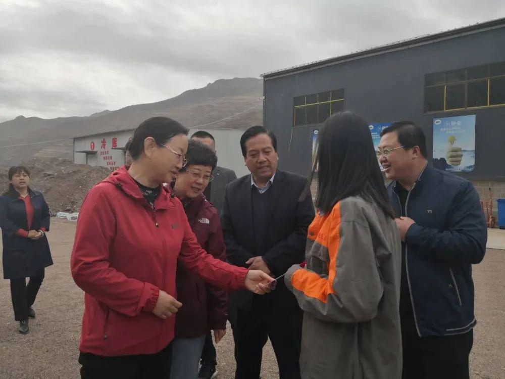 省妇联副主席李娟一同调研金钟镇妇女工作,二级巡视员崔海华一同调研