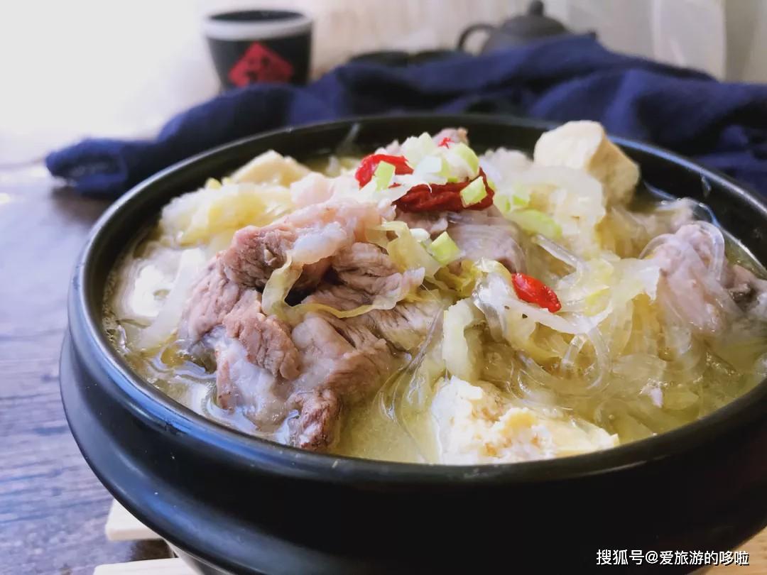 酸菜冻豆腐炖排骨猪肉炖粉条猪肉炖粉条,以五花肉和本地土豆粉为原料