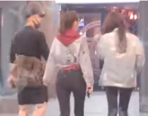 蒋劲夫近况曝光：夜会两辣妹一起健身、泡吧，