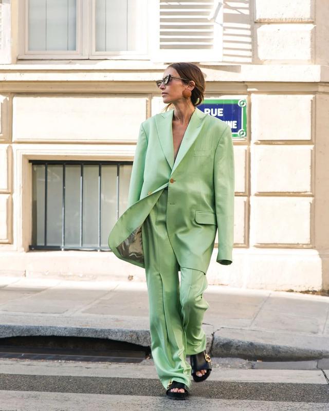 温柔清新的鼠尾草绿，悄悄兴起，这些穿搭配色，是心动的感觉！