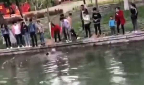 3名小伙救起落水女孩后默默离开，女孩母亲寻人