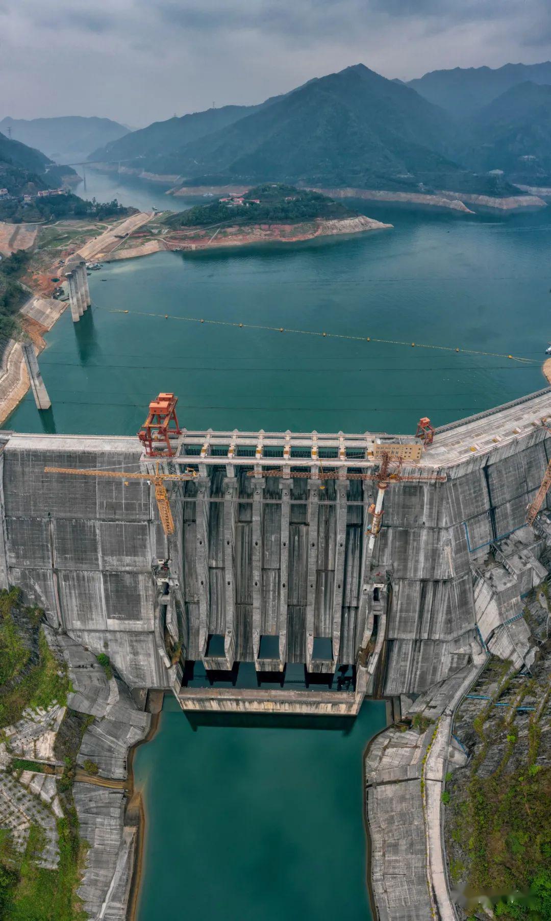 龙滩水电站的3个世界之最:最高的碾压混泥土大坝,高216.