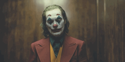 绿色卷发,惨白的脸,嘴边撕裂的疤痕,配上血色红唇和黑色眼影,相当邪魅