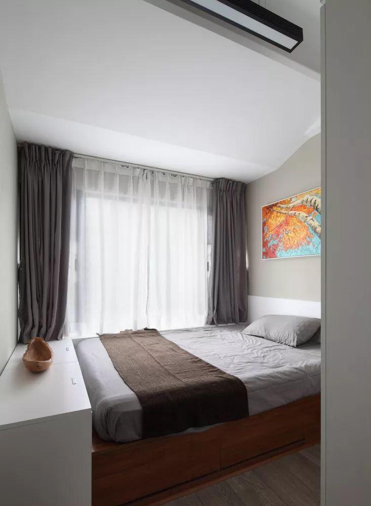 墙面设计尽量简洁,可在床尾处布置矮柜做收纳,简约又实用.