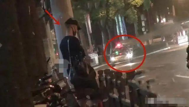 蒋劲夫近况曝光：夜会两辣妹一起健身、泡吧，