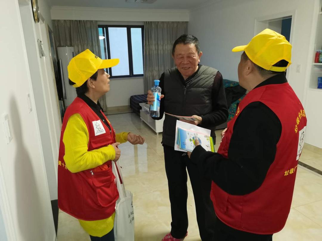 垃圾分类 | 新埭镇虹桥景苑社区入户宣传垃圾分类"定时定点"分类投放