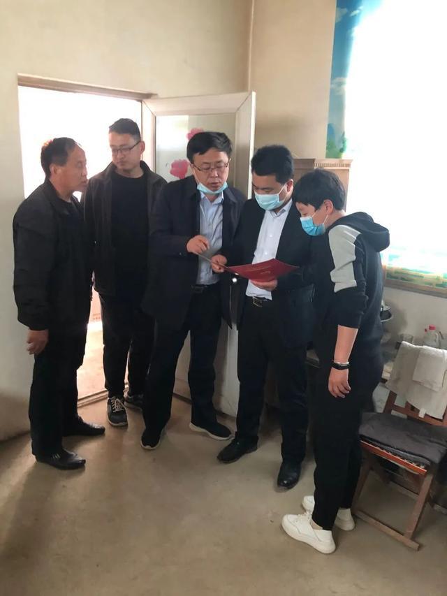 巴海峰先后到燕塔街道办事处,张鲁镇,王奉镇进行了实地查看,在贫困户