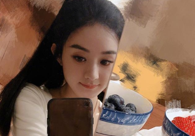 赵丽颖绿洲久违分享自拍 扎高马尾皮肤水嫩超少女