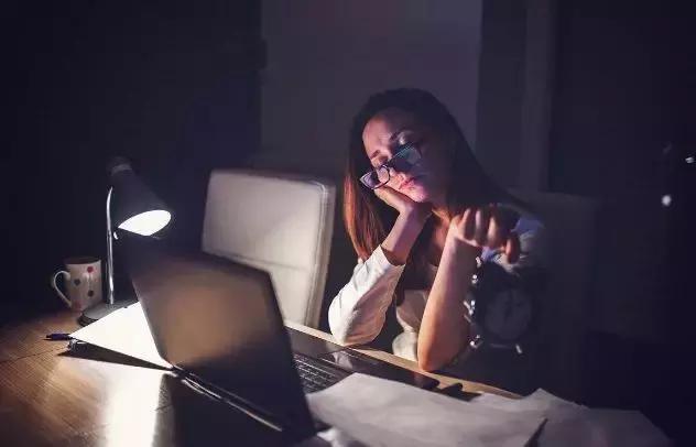 小娟，经常是加班到深夜，有时候，甚至还要通宵，一日三餐，从来没有固