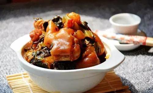 美食优选:土豆牛肉汤,酸菜炖猪蹄,酸菜炒大肠的做法
