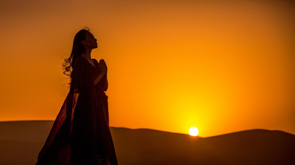 母其弥雅敦煌沙漠写真,身穿红色长袍,在落日余晖下尽显冷艳之美