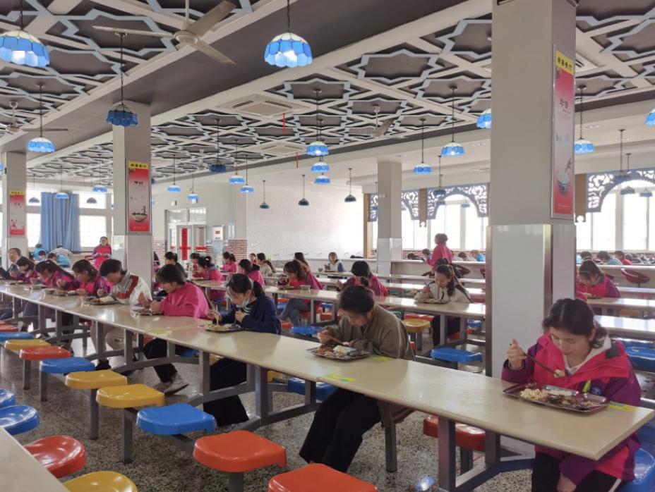 学校尚有630多名新疆师生滞留,宁波中学食堂准备了充分的防疫物品