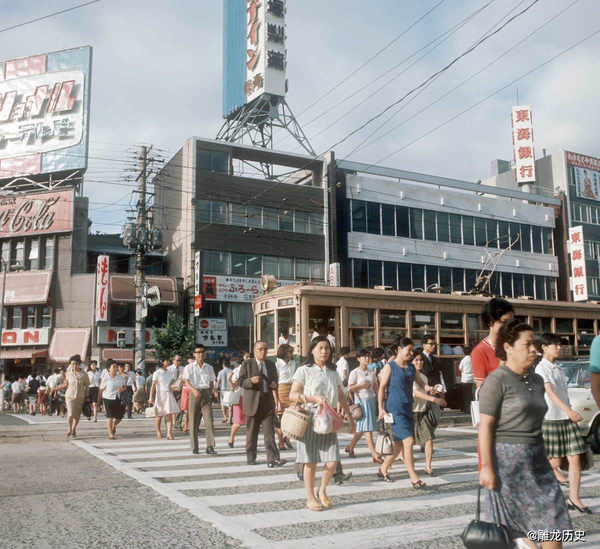 上世纪70年代的日本高楼大厦林立街道车水马龙