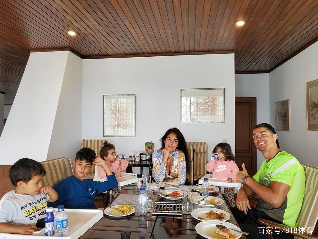 #乔妹#女友乔治娜扯被子遮羞C罗晒周末起床照！3个宝宝依偎父亲怀中撒娇