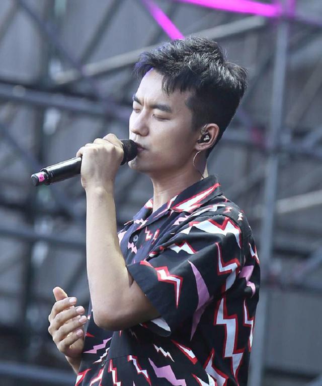 原创jony j求婚后开嗓不戴定情戒指,对抗"快男"于湉,魏巡拼人气