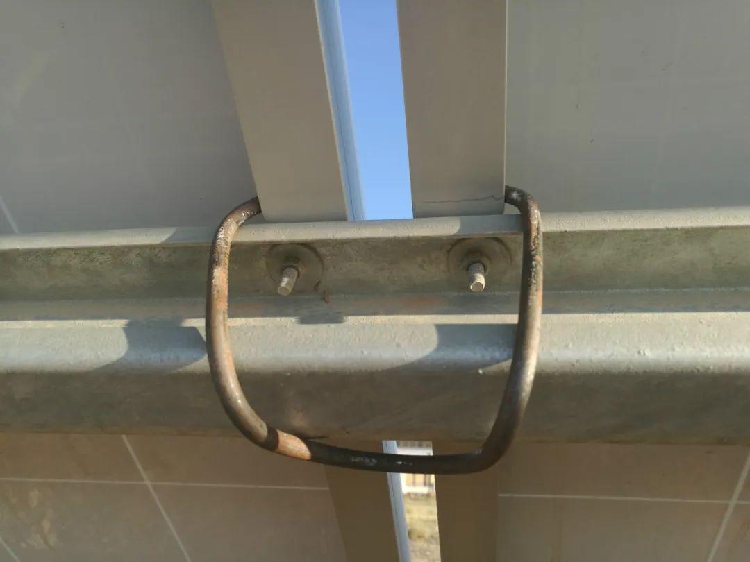 粗钢管作为固定杆,细钢管作为杠杆,制作成简易弯管器.