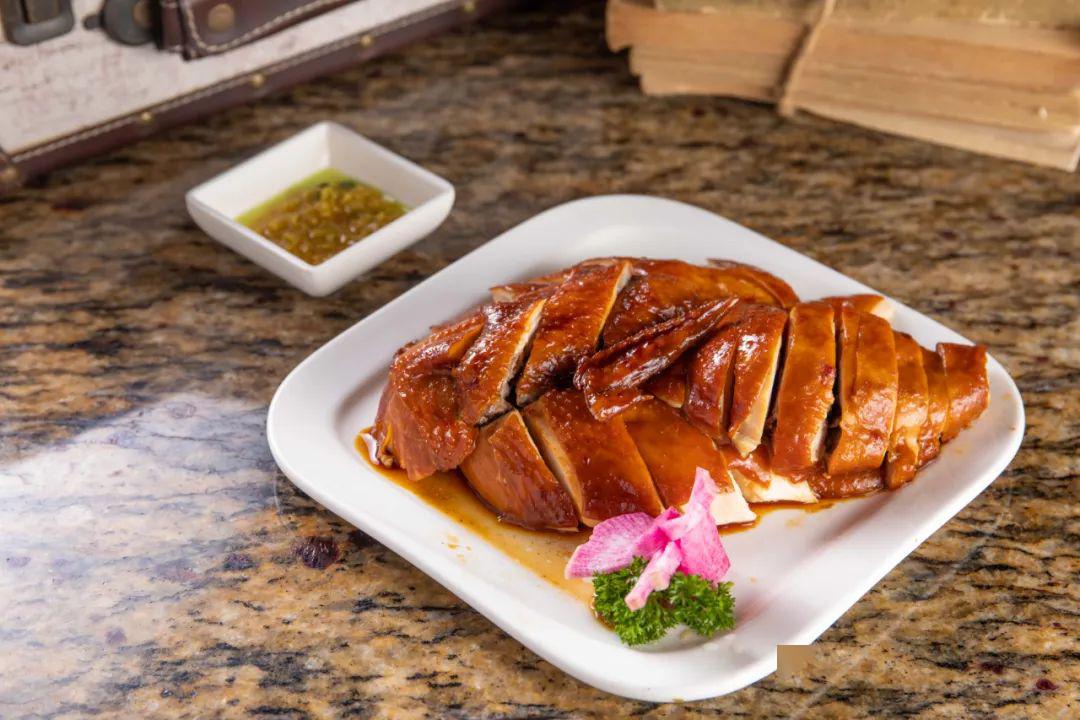 玫瑰豉油鸡 色泽鲜亮,鸡肉嫩滑的  豉油鸡 可谓是  粤菜中的"知名