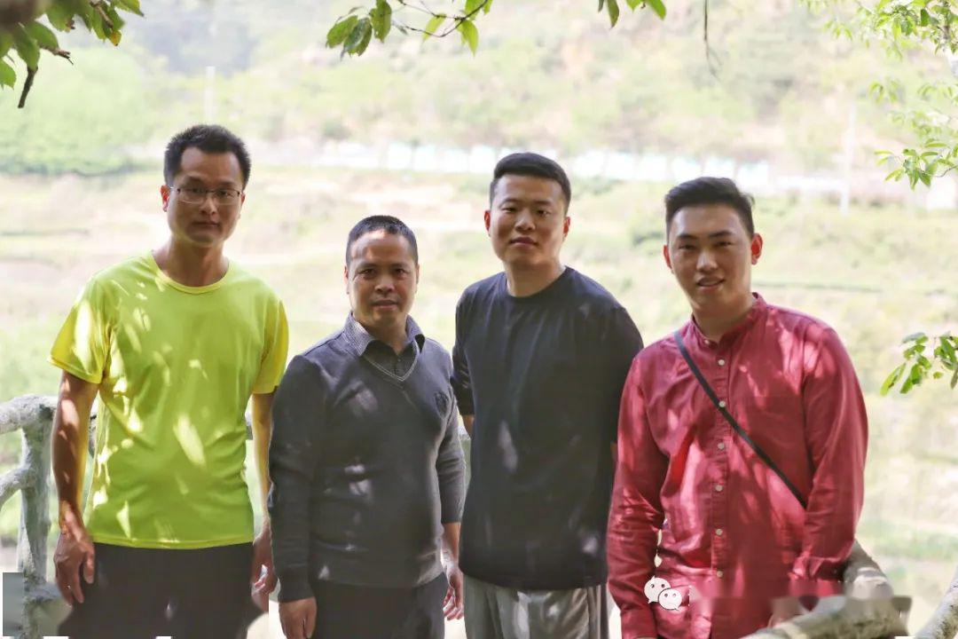 教师们做好防护措施,戴好口罩,测量体温,然后乘坐大巴从遂昌出发,向
