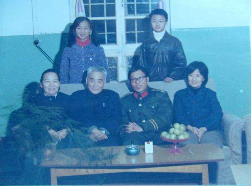 餐桌|黄维1975年获特赦,坐牢时,餐桌上每天有一斤奶、两个鸡蛋、三两肉