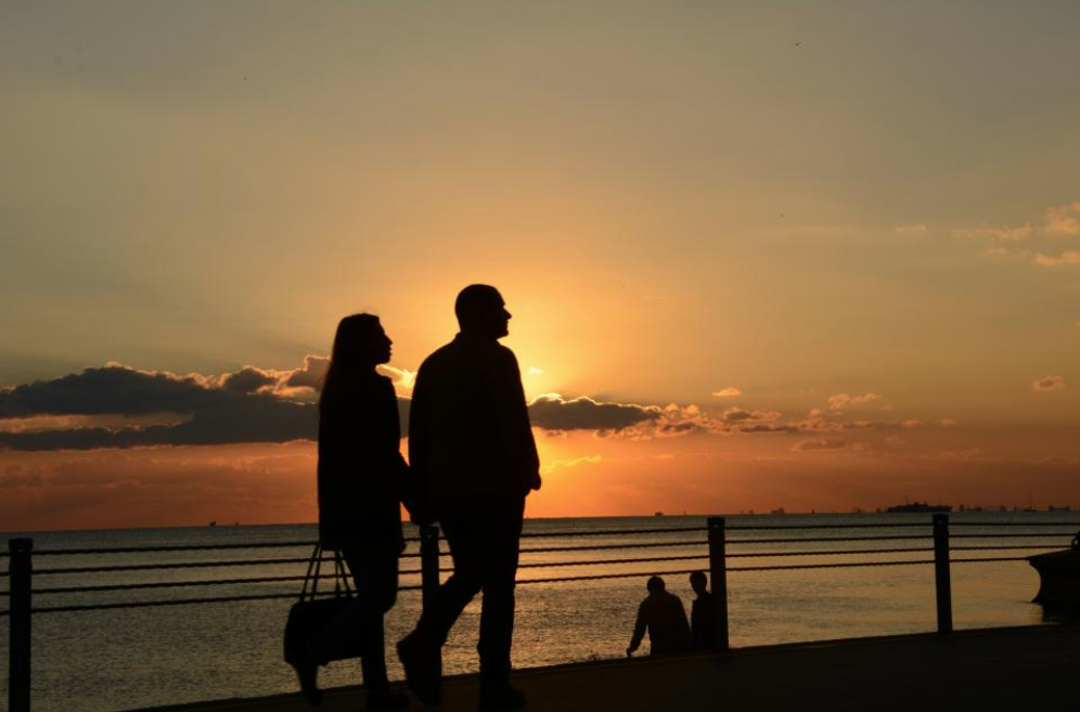 "   浪漫并非是老夫老妻的奢望,它藏在每一处生活的角落里.