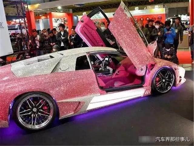 路遇"樱花粉"兰博基尼,却是一辆老年代步车?路人直呼上当!