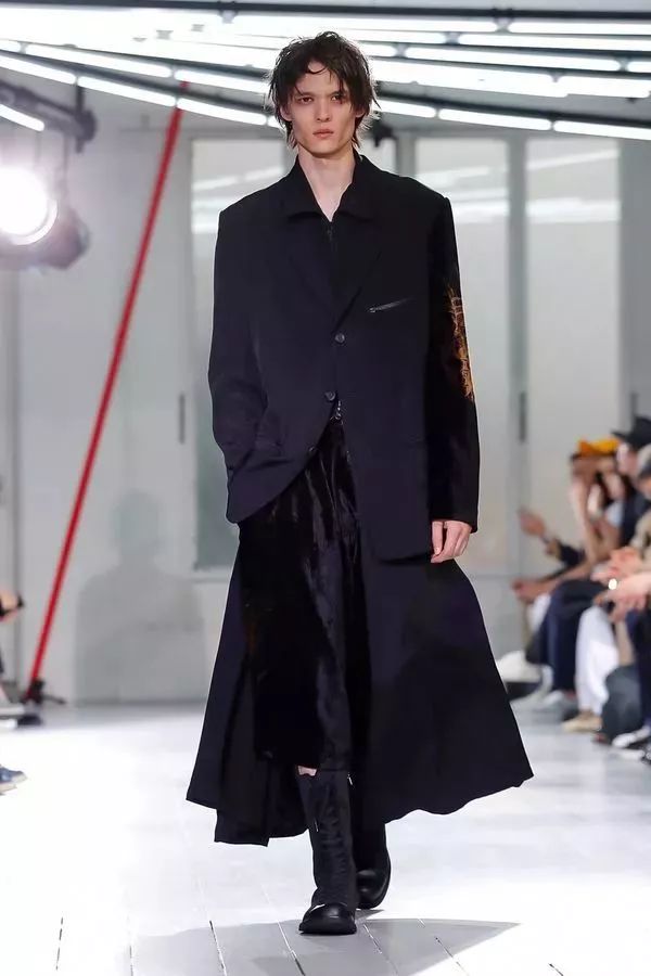 原创yohji yamamoto 2020 春夏时装秀:山本耀司的黑色诗意想象