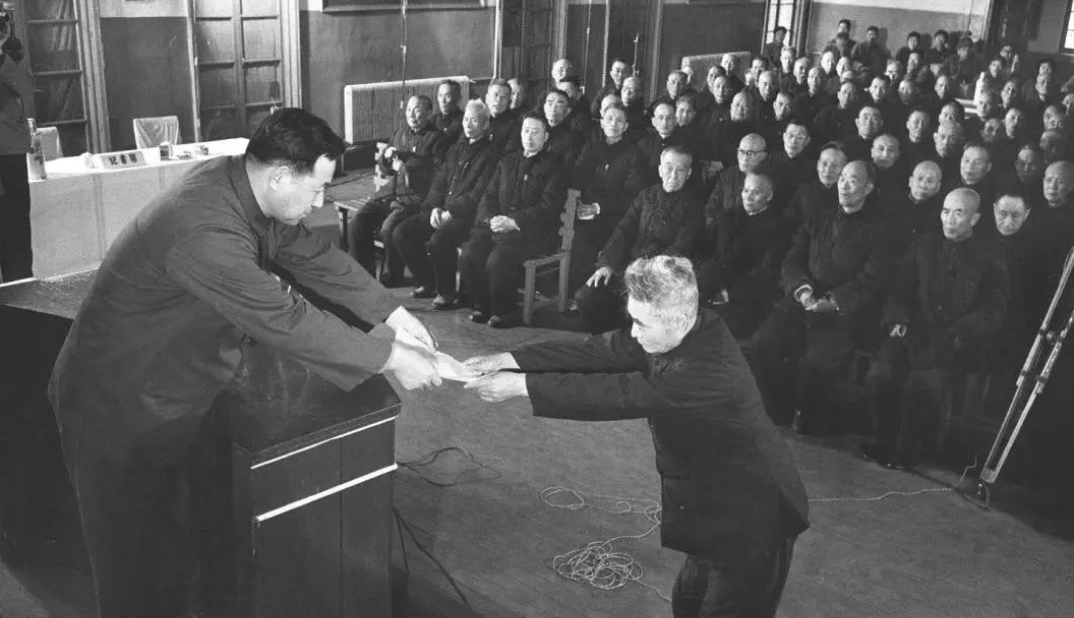 餐桌|黄维1975年获特赦,坐牢时,餐桌上每天有一斤奶、两个鸡蛋、三两肉