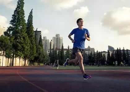 爱跑步的男人很有品味 爱跑步的男人会更有品味,挑选的运动装备不仅