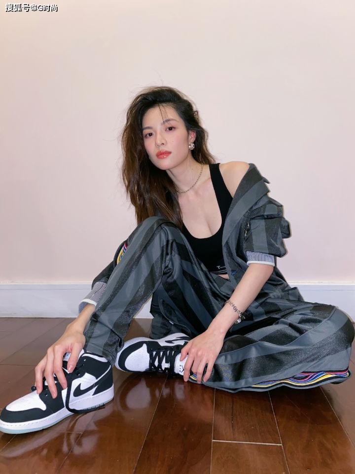首页 时装 钟楚曦的酷帅穿搭,身穿复古印花西装搭配阔腿牛仔裤休闲又