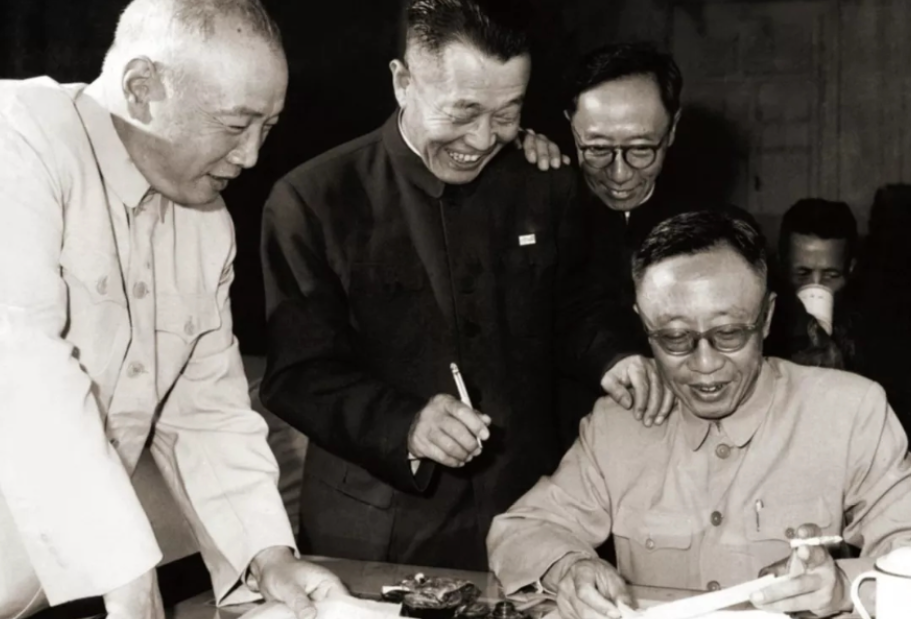 餐桌|黄维1975年获特赦，坐牢时，餐桌上每天有一斤奶、两个鸡蛋、三两肉