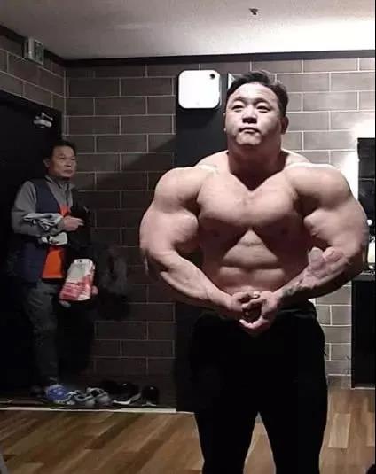 9年时间只练上半身,结果练成"绿巨人" 身高168cm 220斤肌肉男