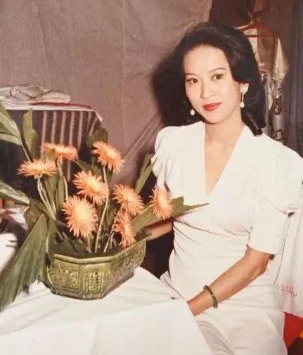 年轻时的她美艳娇俏,让不少男人趋之若鹜,就连四哥谢贤也是她的裙下之