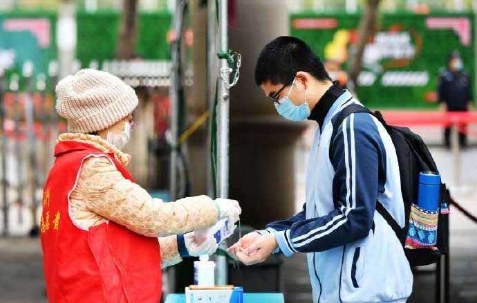 「年级」那其他年级的学生怎么办？家长：担心孩子跟不上高三学生已开学