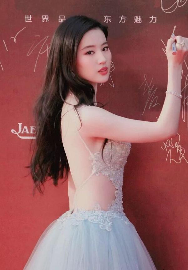 刘亦菲果真恋爱了吧,穿浪漫紫色卫衣气色红润,粉嫩仙子眼神超甜