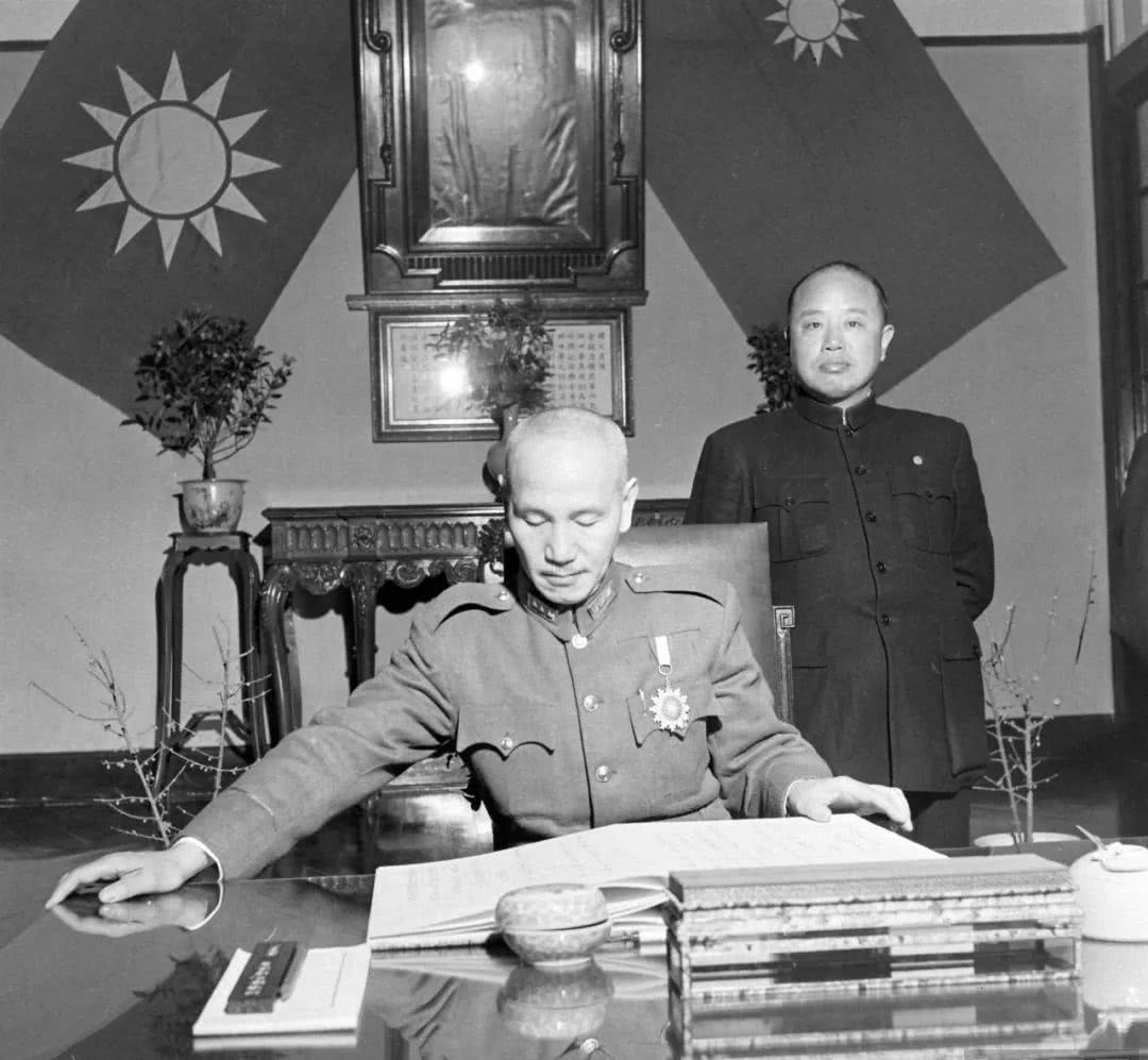 餐桌|黄维1975年获特赦，坐牢时，餐桌上每天有一斤奶、两个鸡蛋、三两肉