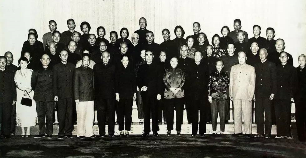 餐桌|黄维1975年获特赦,坐牢时,餐桌上每天有一斤奶、两个鸡蛋、三两肉