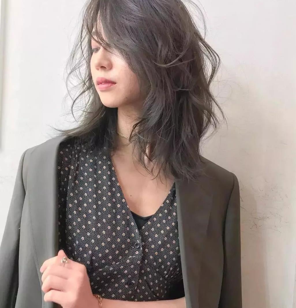 如果你一起烫了摩根烫,几乎是不需要怎么打理的,轻松美丽.