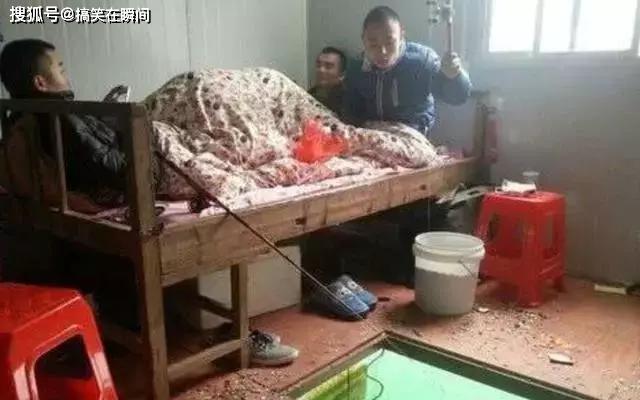搞笑图哥们躺在床上钓鱼想象力很丰富