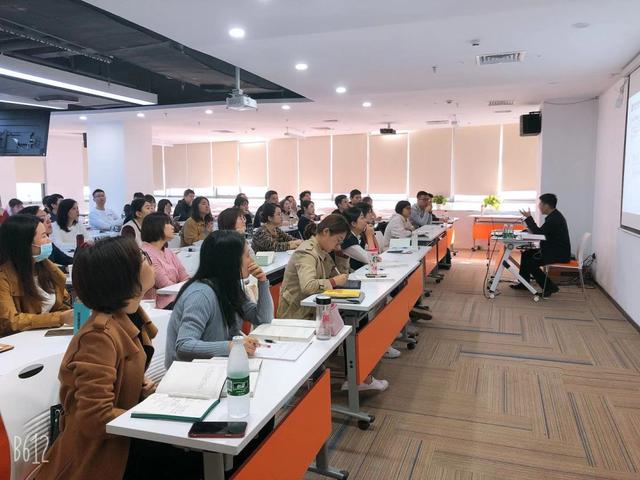 消息资讯|洪桥教育：一个学校的校长不能上课，配吗？