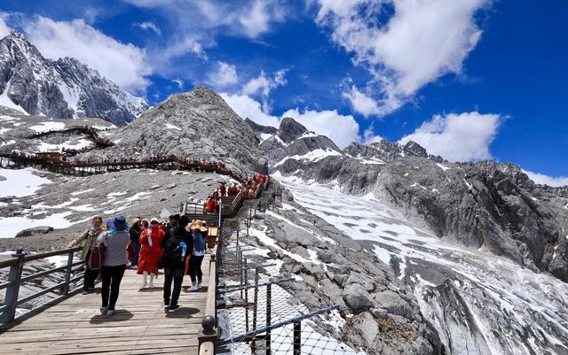 玉龙雪山,位于云南省丽江市境内雪山群