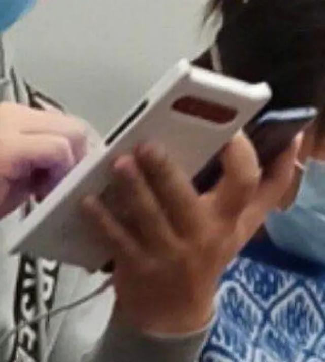 魅族17正面照官宣，实锤挖孔屏
