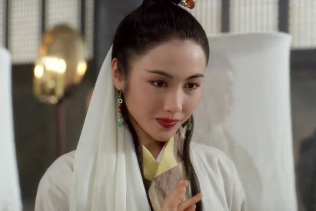 黎姿演的赵敏可是让观众惊为天人,凭借摘面纱的场景一战封神,成为"